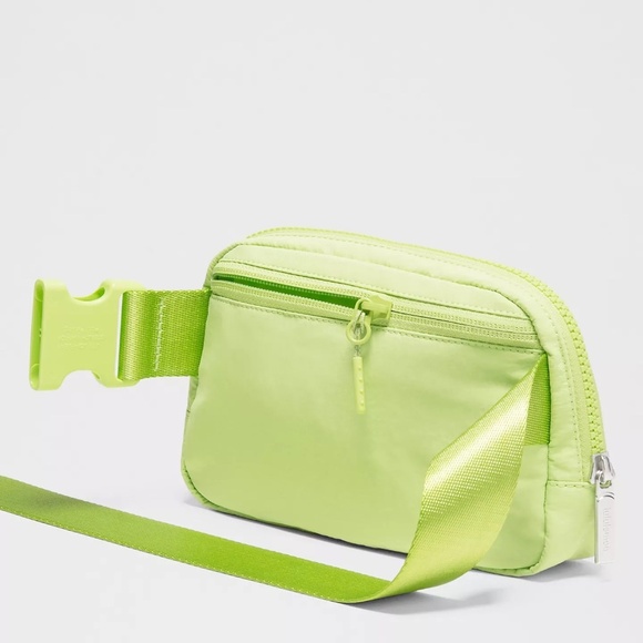 NEW Lululemon Everywhere Belt Bag 1L in Green - Picture 3 of 9